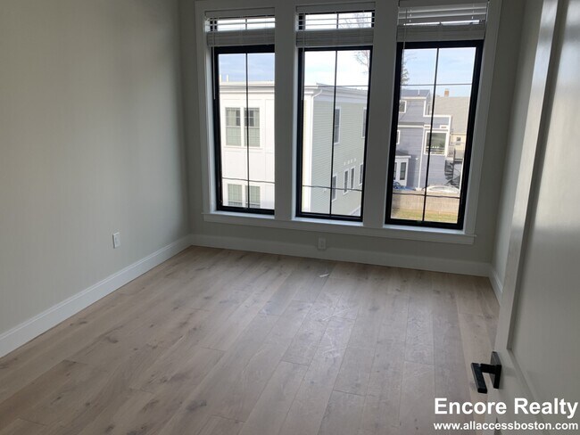 Building Photo - 157 Everett St