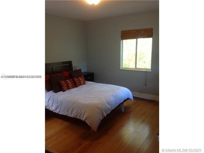 Building Photo - 329 W 28th St