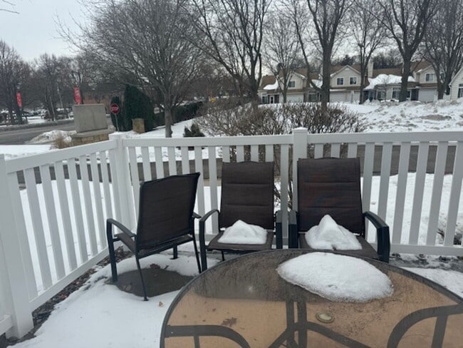 Building Photo - End Unit 2 Bed, 2 Full Bath, 2 Car Garage with Loft and Vaulted Ceilings