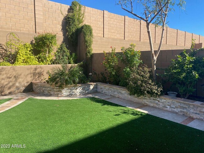 Building Photo - 7218 W Pinnacle Vista Dr