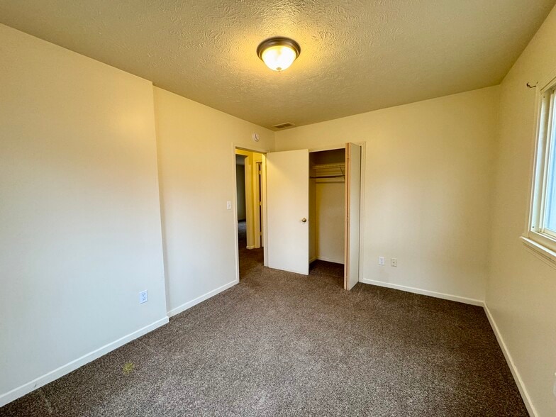 Building Photo - 1062 Merton Ave