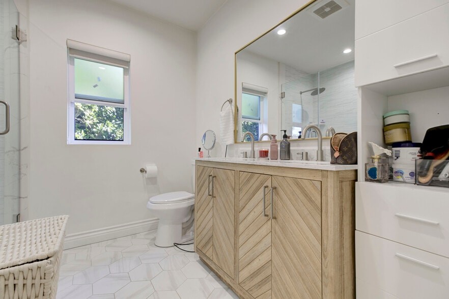 Building Photo - 5206 Goodland Ave