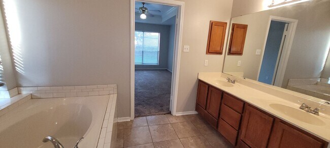 Building Photo - Beautiful Home in Woodlake Park!