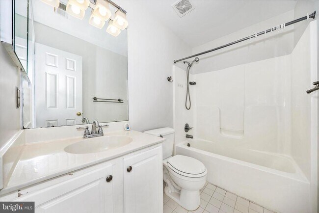 Building Photo - 4960 Clarendon Terrace