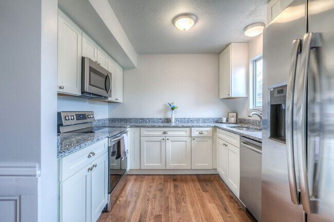 Building Photo - Updated 3 Bedroom 3 Bath Townhome