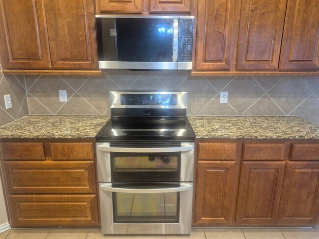 Building Photo - 709 Shady Meadow Ln