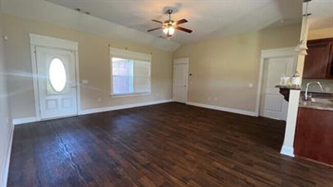 Building Photo - Beautiful home in a very quiet neighborhood!