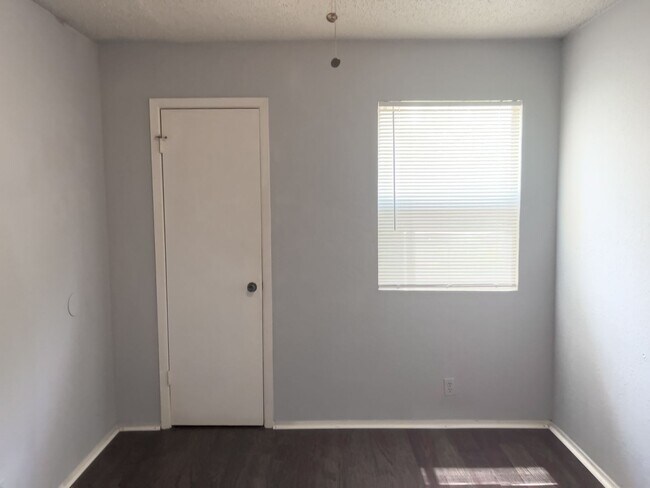 Building Photo - Affordable 2/2 in great location off of N Lamar.