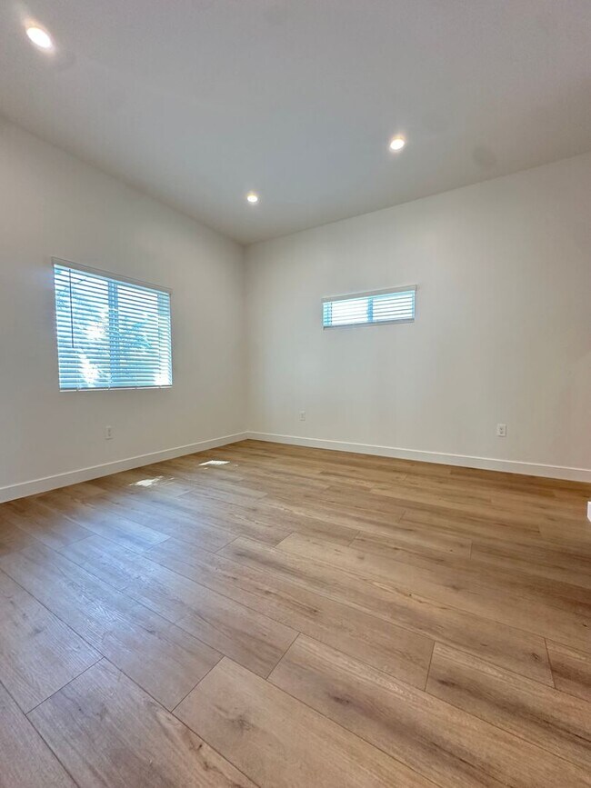 Building Photo - 1135 Scofield Dr