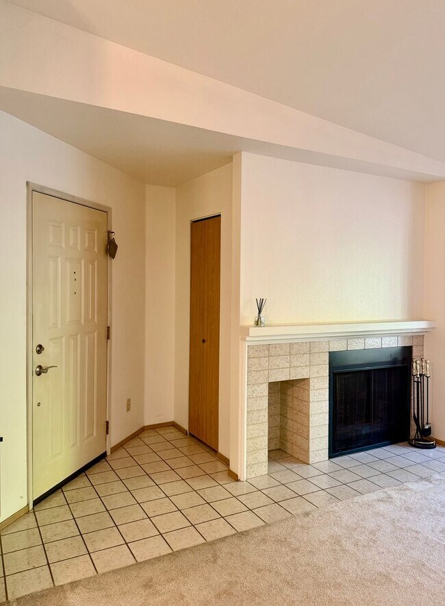 Building Photo - 1276 Bellevue Way NE