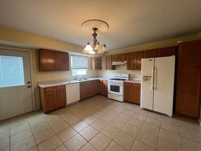 Building Photo - CHATHAM 2BEDROOM 1.5 BATH CONDO