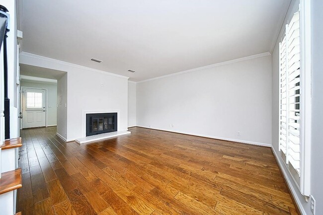 Building Photo - Great 2BA/2.5 BE Brentwood End Unit Townhome!