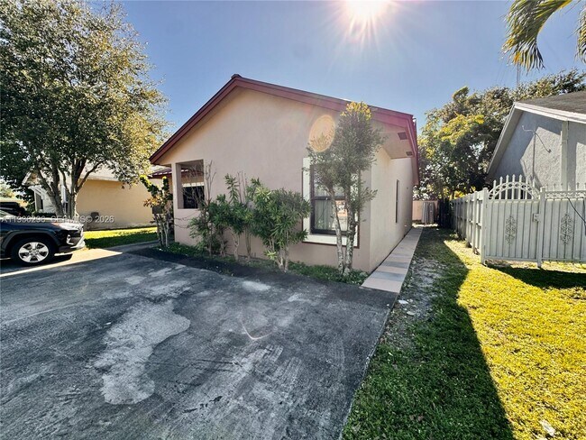 Building Photo - 6032 SW 38th St