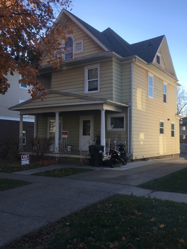 Building Photo - 435 S Dodge St