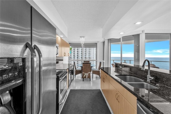 Building Photo - 16485 Collins Ave