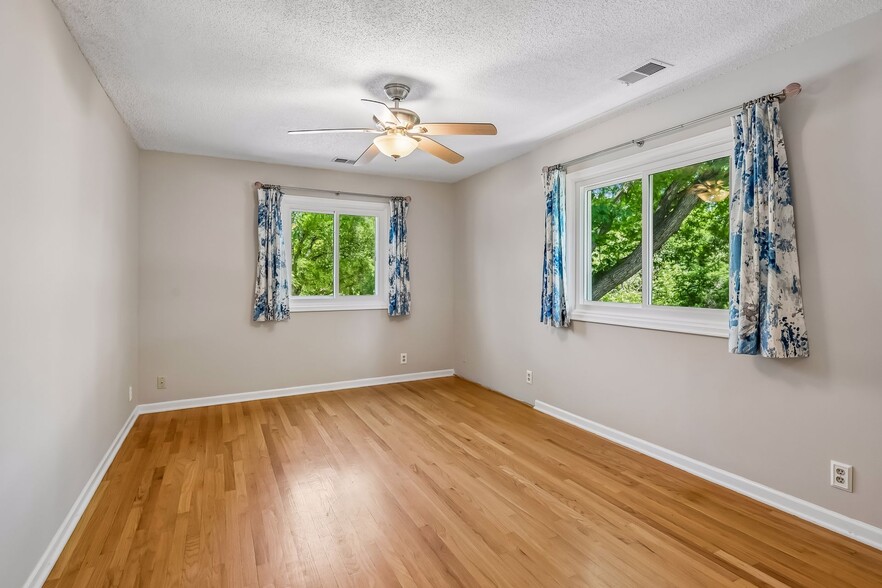 Building Photo - 6013 Porter Ln