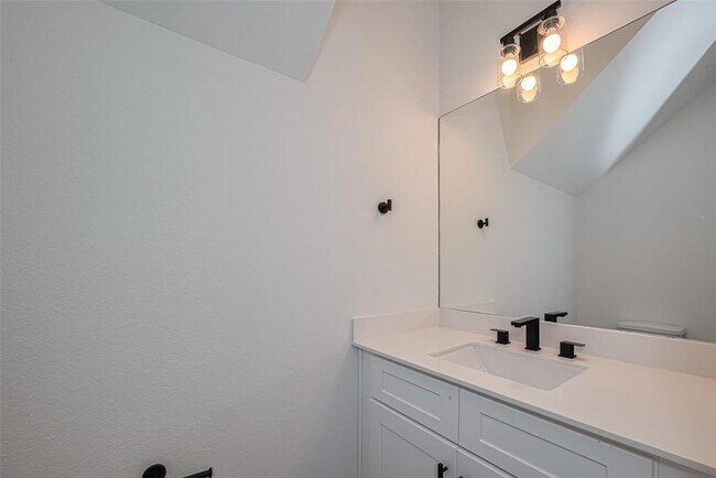 Building Photo - 1348 W 24th St
