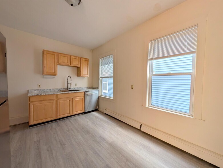 Building Photo - 61 Webster Ave