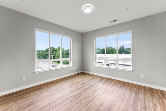 Building Photo - 999 Main St