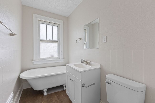 Building Photo - PRICE HILL - Stunning 4 bed 2 bath on quiet cul de sac street