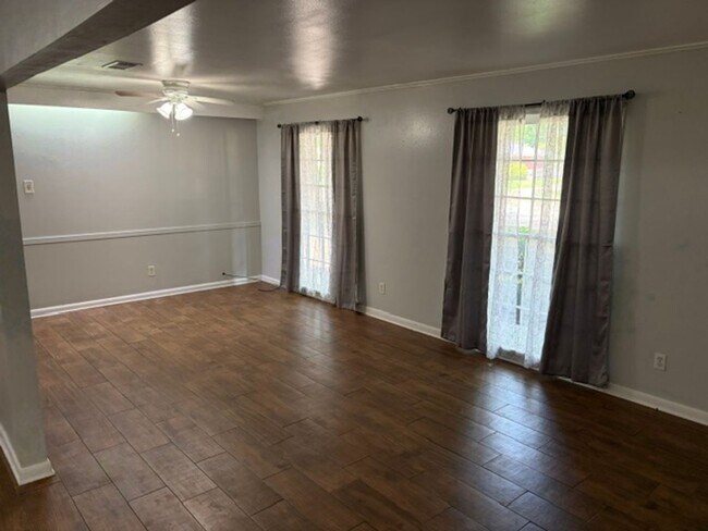 Building Photo - Move in Special ! First month 1/2 off!