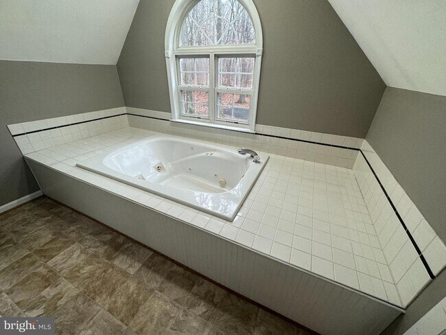 Building Photo - 346 Saddleback Ln