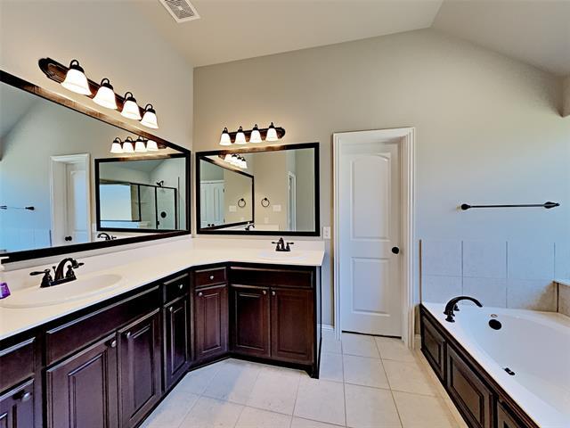 Building Photo - 900 McLynn Ct