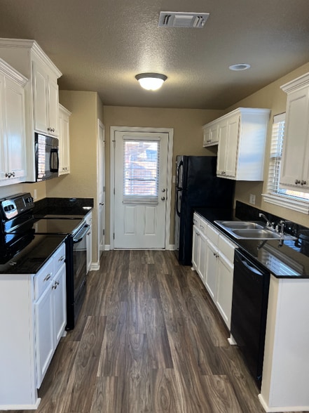 Building Photo - 903 Dart Ct
