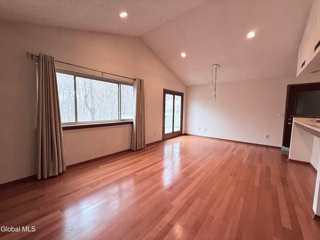 Building Photo - 208 Yorktown Dr