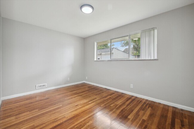 Building Photo - 5339 Elmwood Ave