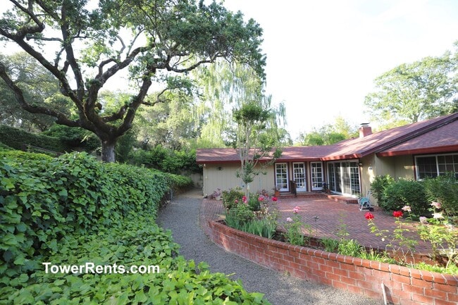 Building Photo - Santa Rosa: 3 bedroom, 2 1/2 bath Home wit...