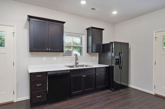 Building Photo - 1320 E Elm St