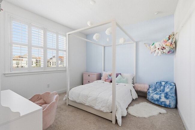 Building Photo - Luxury 5-Bedroom Residence in Eagle Creek with Indoor-Outdoor Living