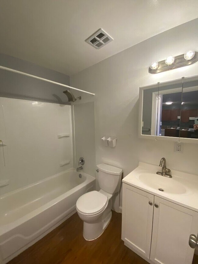 Building Photo - One Bedroom One Bath in Clifton Heights
