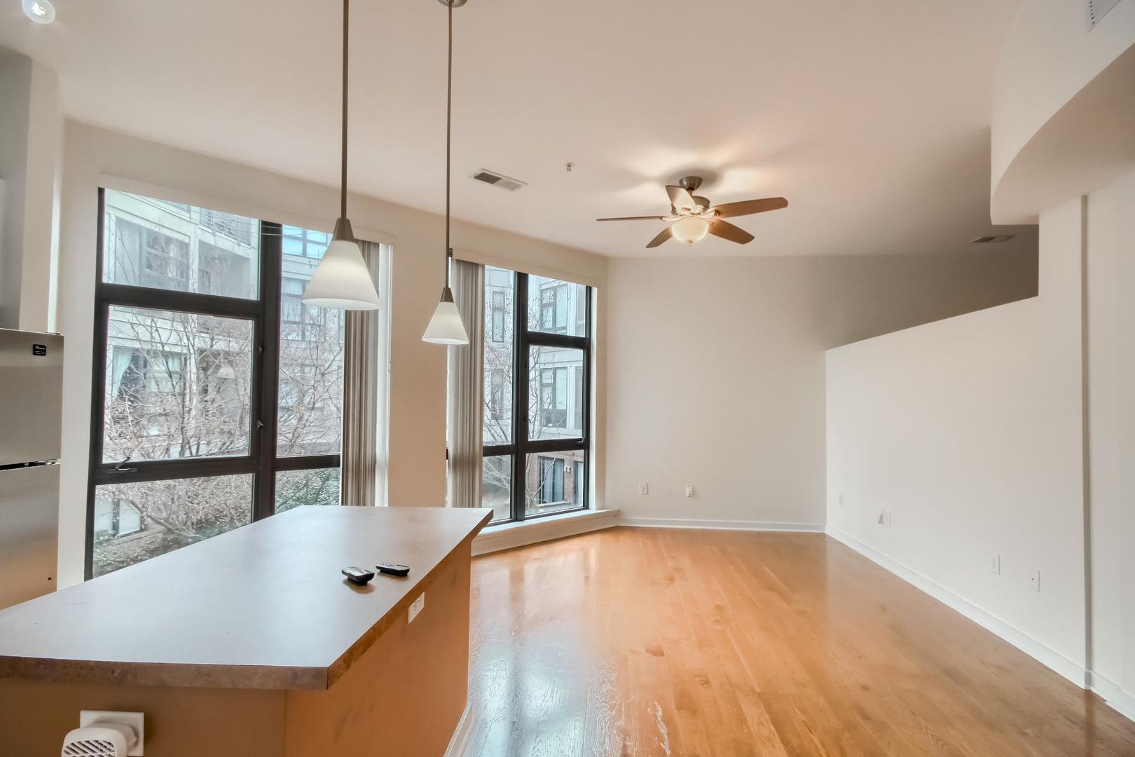 Building Photo - 525 E 6th St