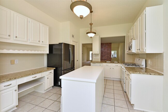 Building Photo - 2035 Shorewood Ln