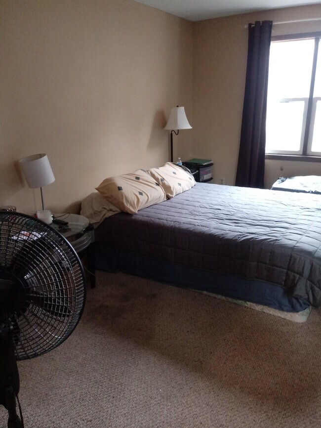 Building Photo - Large 2 Bed 2 Bath Heat & Water Inc-Neenah