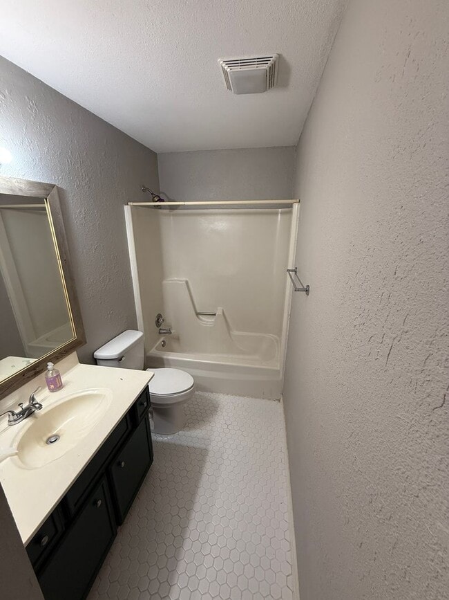 Building Photo - 3/2/2 located off University & 82nd