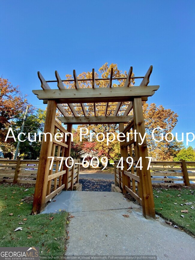 Building Photo - 536 College St