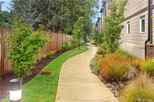 Building Photo - Modern Corner Townhome with Split AC & 2-Car Garage Near Alderwood Mall