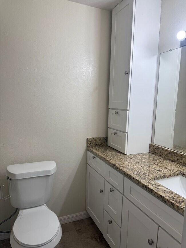 Building Photo - Beautifully remodeled 2/2 condo in Tradewinds, Metrowest!