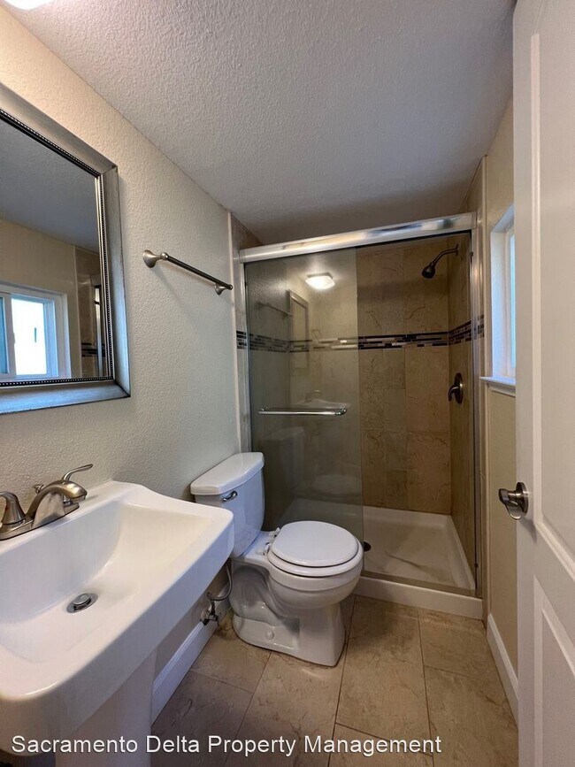 Building Photo - 5 br, 3 bath House - 1901 Walnut Ave - 105...