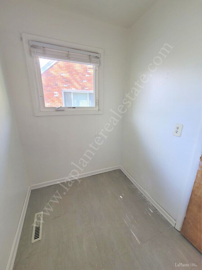 Building Photo - Three Bedroom Brick Ranch for Rent
