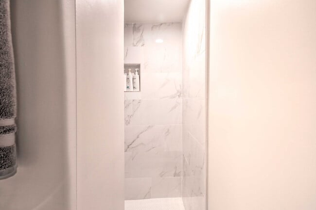 Building Photo - 696 Crescent Blvd