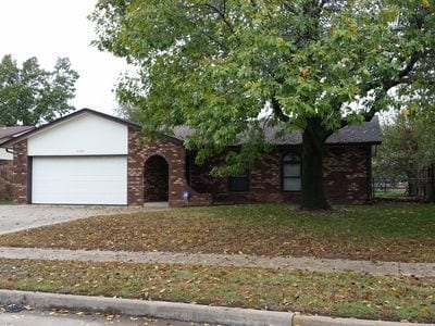 Building Photo - 1116 W Oakridge St
