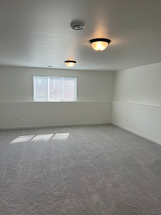 Building Photo - 4 Bed 3 Bath Single Family Home