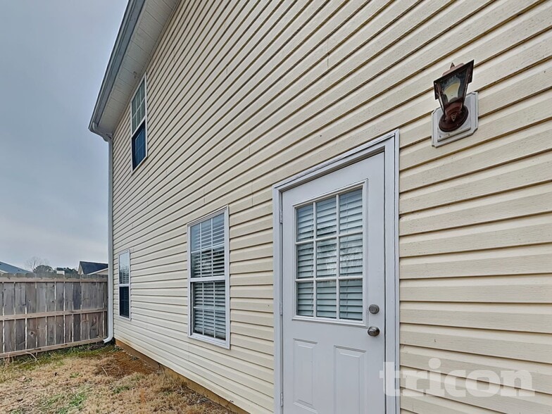 Building Photo - 2000 Farm Hill Ct