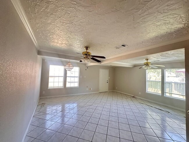 Building Photo - 219 Kings Ct