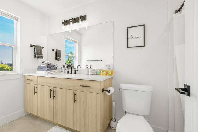 Building Photo - 3309 NE 42nd Pl