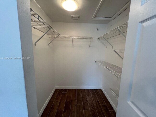 Building Photo - 2406 Centergate Dr